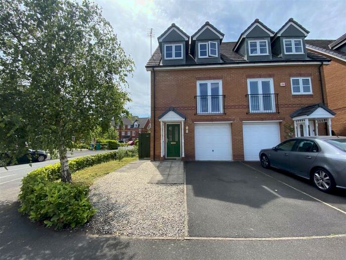 3 Bedroom Town House To Rent In Lawnhurst Avenue, Wythenshawe, Manchester, M23