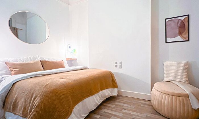 2 Bedroom Flat To Rent In Helix Gardens, London, SW2