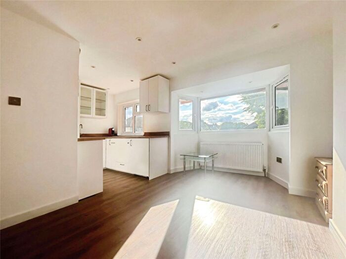 1 Bedroom Flat To Rent In Elm Close, Twickenham, TW2