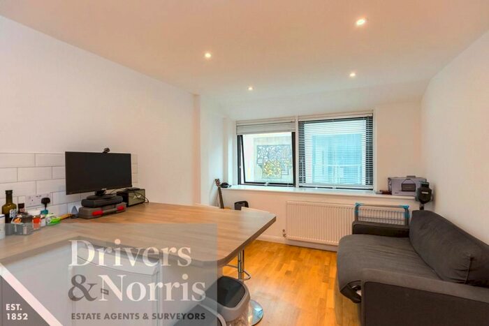 2 Bedroom Flat To Rent In Stucley Place, Camden, London, NW1