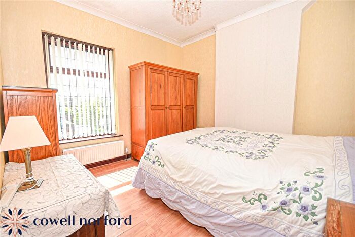 3 Bedroom End Of Terrace House For Sale In Hollin Lane, Bamford, Rochdale, OL11