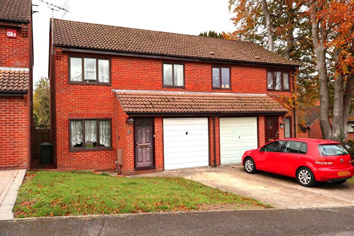 3 Bedroom Semi Detached House For Sale In The Yews, Horndean, PO8