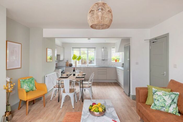 6 Bedroom Semi-Detached House To Rent In The Oval, BA2