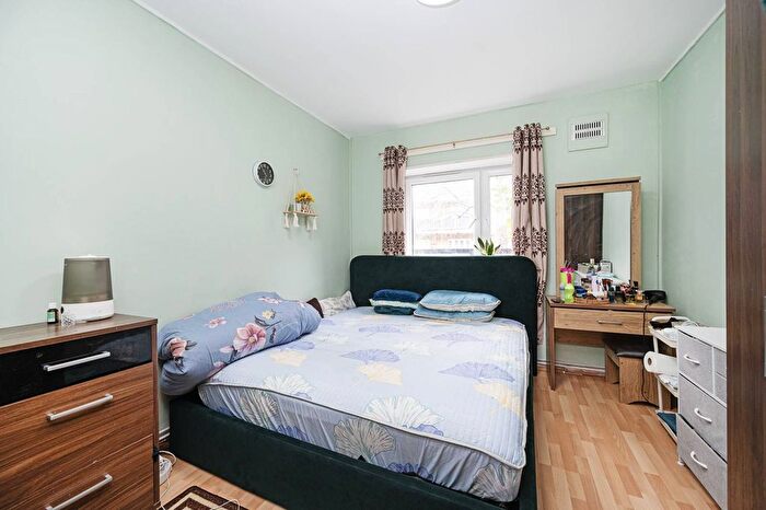 3 Bedroom Flat For Sale In Malcolm Road, Stepney, London, E1