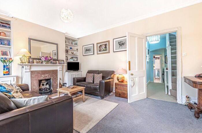3 Bedroom Flat To Rent In Halford Road, London, SW6
