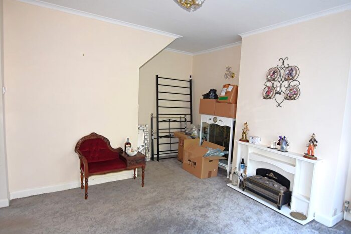 3 Bedroom Semi-Detached House For Sale In Wandleside, Wallington, SM6