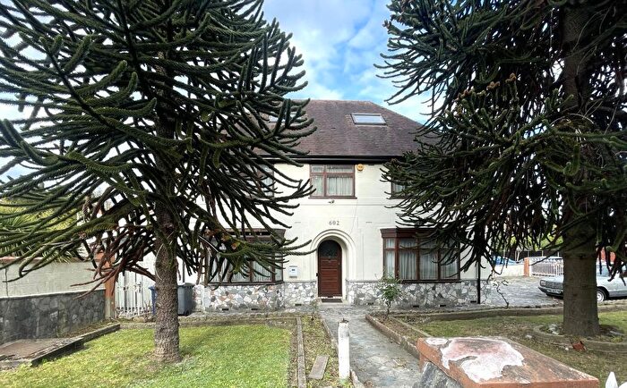 4 Bedroom Detached House For Sale In High Road, North Finchley, N12