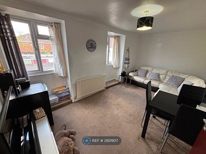 2 Bedroom Maisonette To Rent In Hilliers Avenue, Uxbridge, UB8