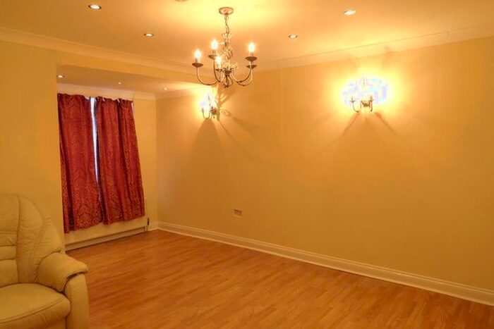 2 Bedroom Flat To Rent In Drayton Gardens, West Drayton, UB7