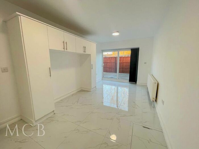 2 Bedroom Flat To Rent In The Drive, Slough SL3