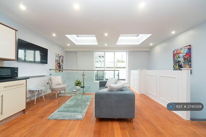 3 Bedroom Flat To Rent In St Johns Hill, London, SW11