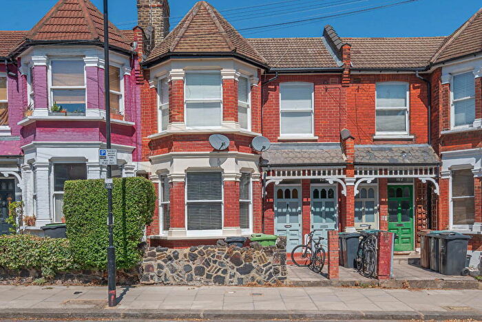 2 Bedroom Flat For Sale In South View Road, N8