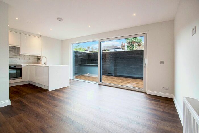 1 Bedroom Flat To Rent In Robinson Road, Tooting, London, SW17