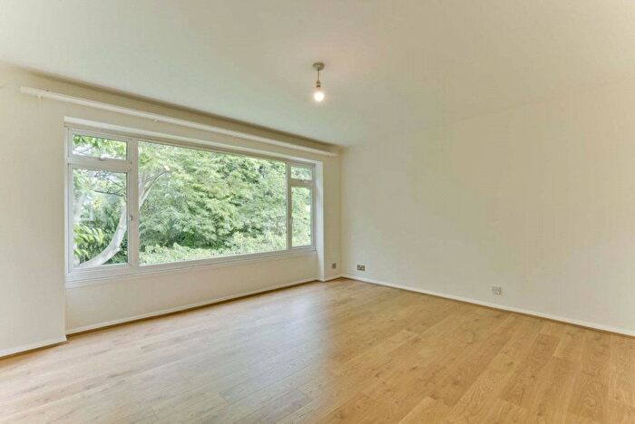 2 Bedroom Flat To Rent In Princes Road, Weybridge, Surrey, KT13