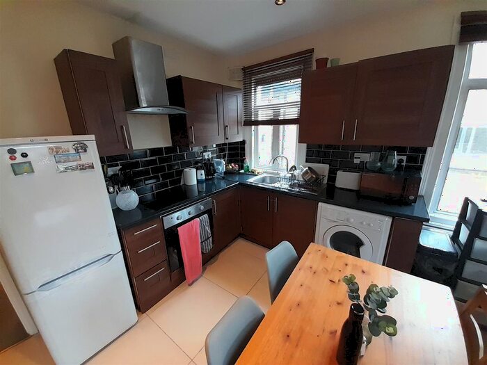 3 Bedroom Flat To Rent In Niton Street, London, SW6