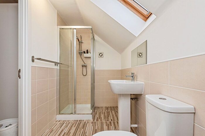 3 Bedroom Semi-detached House For Sale In Rhubarb Hill, Wakefield, WF2