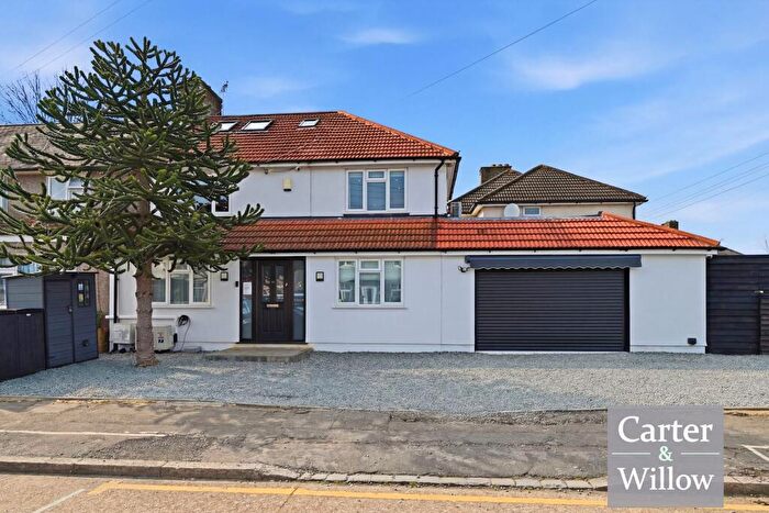 4 Bedroom End Of Terrace House For Sale In Dronfield Gardens, Dagenham, RM8