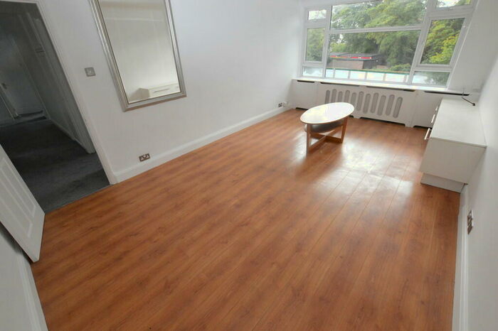 2 Bedroom Apartment To Rent In Sanderstead Road, South Croydon, CR2