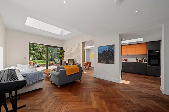 3 Bedroom Maisonette For Sale In Queens Drive, London, N4