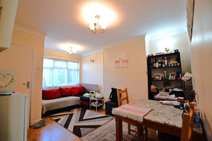 1 Bedroom Flat For Sale In Lancaster Avenue, Farnham Royal, Slough, SL2