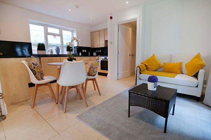 3 Bedroom Flat To Rent In Loftus Road, Shepherds Bush, London, W12