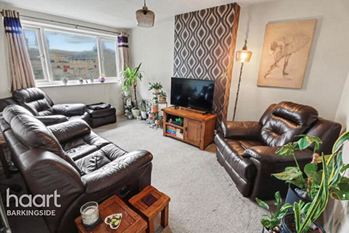 2 Bedroom Maisonette For Sale In South Dale, Chigwell, IG7