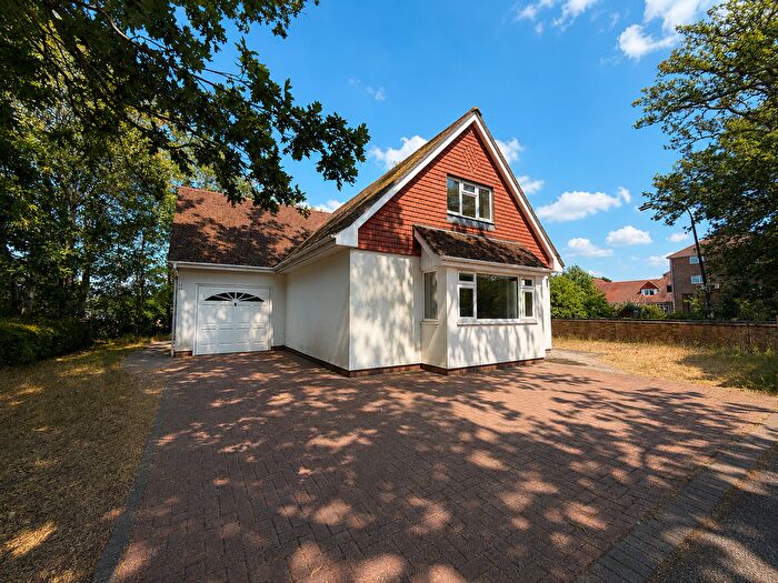 4 Bedroom Chalet For Sale In Fleet Road, Aldershot, GU11