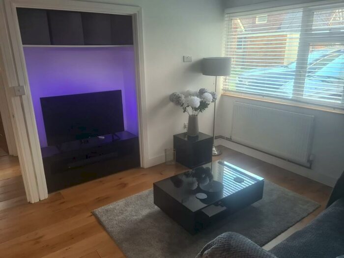 1 Bedroom Ground Flat To Rent In Meadow Close, Purley, Surrey, CR8