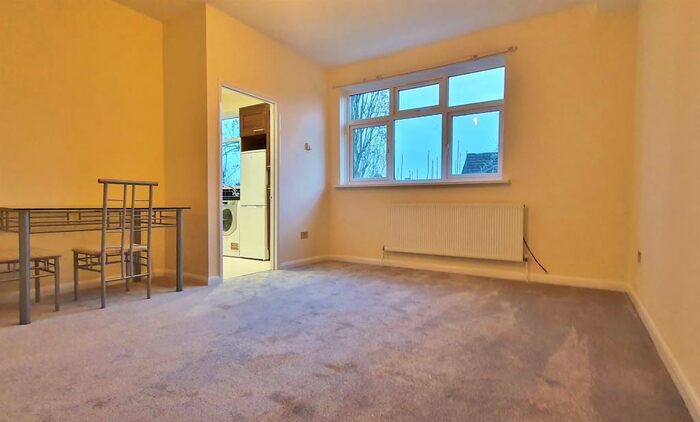 1 Bedroom Flat To Rent In Cranbrook Road, Ilford, Essex, IG1