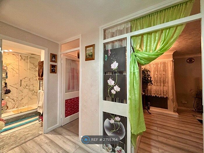 2 Bedroom Flat To Rent In High Barrets, Basildon, SS14