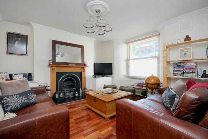 1 Bedroom Flat To Rent In Wells Road, Shepherds Bush, London, W12