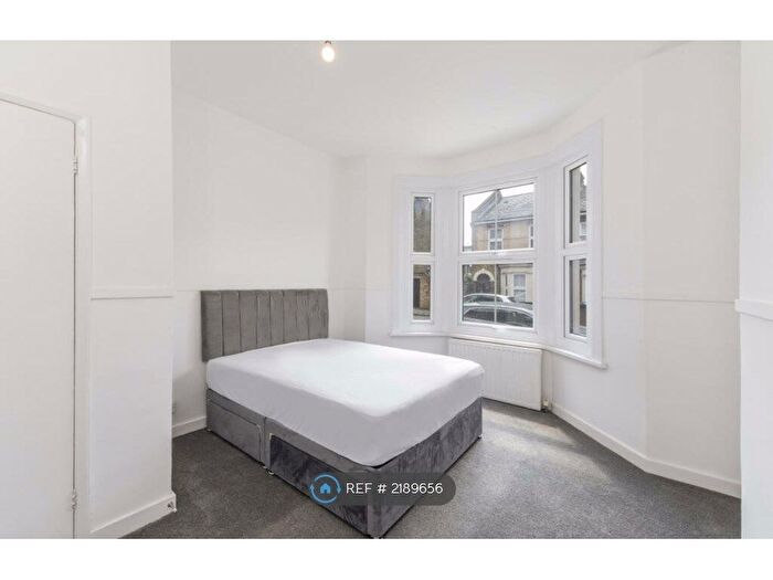 3 Bedroom Flat To Rent In Poplar Road, London, SE24