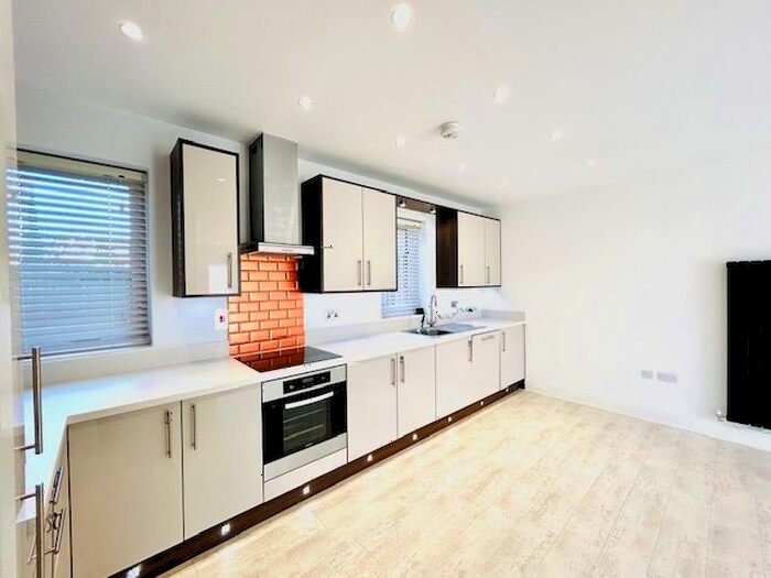 2 Bedroom Flat To Rent In Grebe Way, Maidenhead, SL6