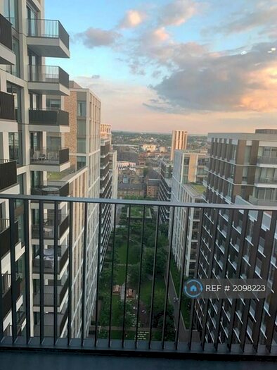 2 Bedroom Flat To Rent In Amberley House, London, SW11