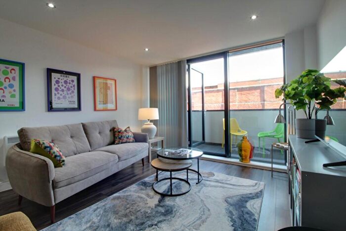 1 Bedroom Apartment To Rent In The Quadrant, Sand Pits, Birmingham City Centre, B1