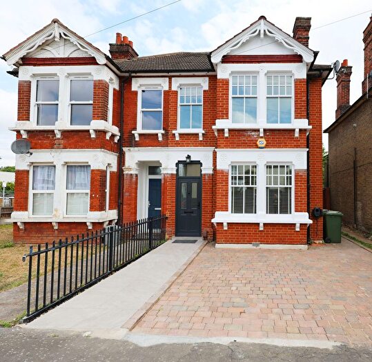 4 Bedroom Semi-Detached House To Rent In Linden Street, Romford, RM7