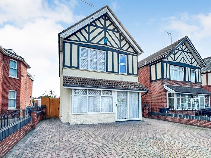 4 Bedroom Detached House For Sale In Ashley Road, Poole, BH14