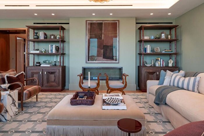 3 Bedroom Flat For Sale In Kensington Church Street, London, W8