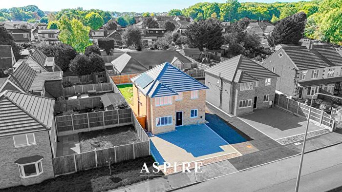4 Bedroom Detached House For Sale In Arterial Road, Rayleigh, SS6