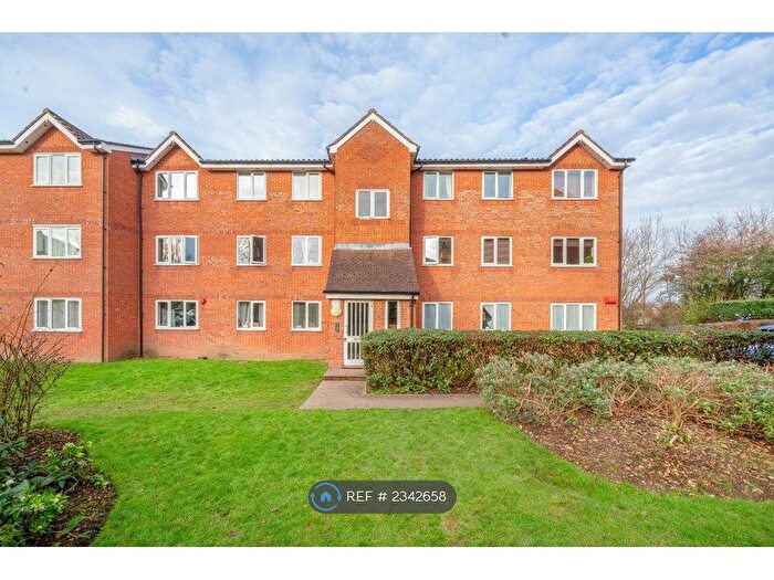 2 Bedroom Flat To Rent In Courtlands Close, Watford, WD24
