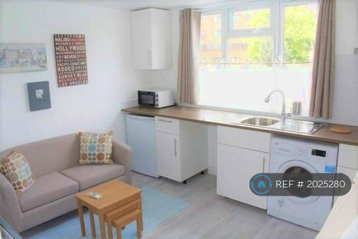 Studio To Rent In Wood Green, London, N22