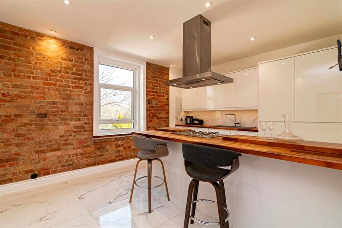 2 Bedroom Flat For Sale In - Pine Tree Glen, Bournemouth, BH4