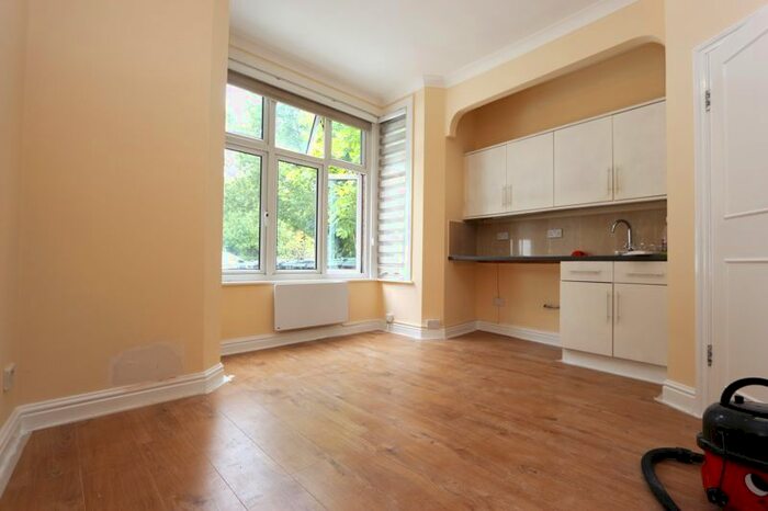 Studio To Rent In Willoughby Road, London, N8