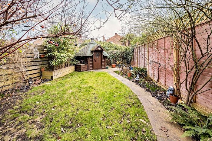 2 Bedroom Flat For Sale In Dancer Road, Kew, Richmond, TW9