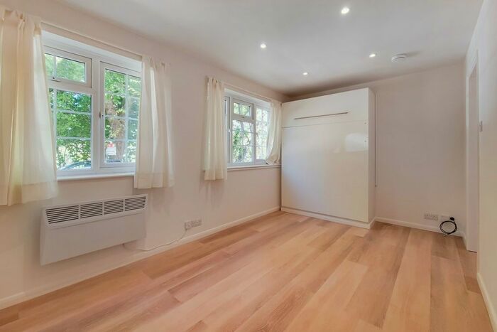 Studio To Rent In College Gardens, London, SW17