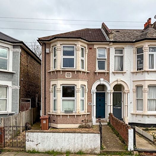 2 Bedroom Flat For Sale In Fordyce Road, London, SE13