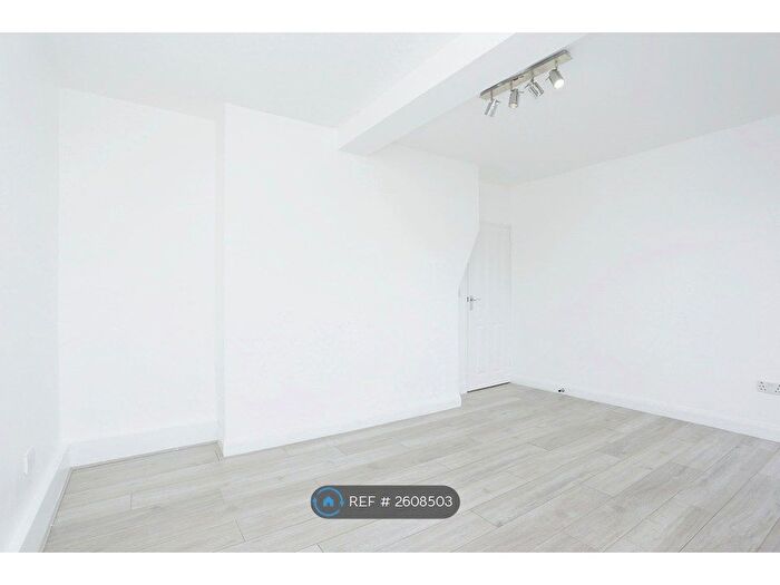 3 Bedroom Flat To Rent In Lydden Court, London, SE9