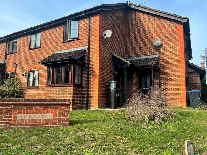 2 Bedroom Maisonette To Rent In Chestnut Walk, Byfleet, West Byfleet, KT14