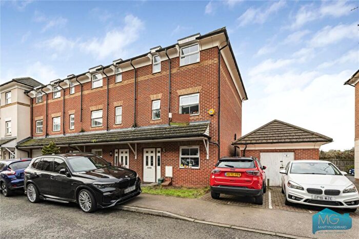 4 Bedroom End Of Terrace House For Sale In Gilson Place, Coppetts Road, London, N10