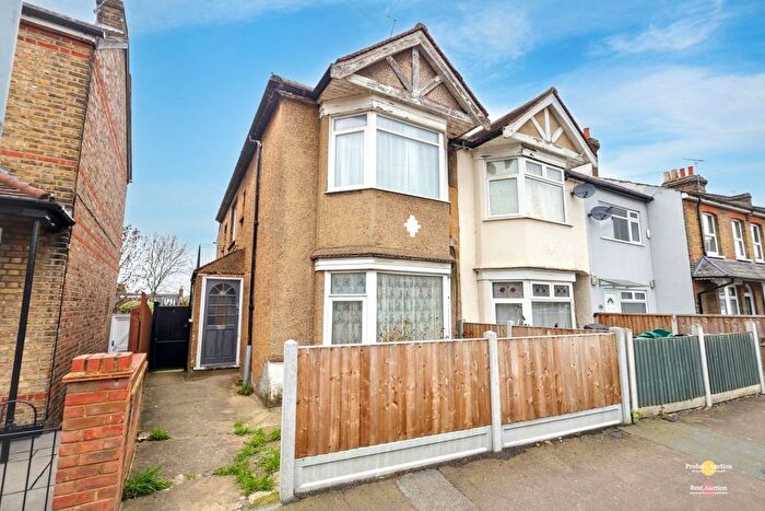 2 Bedroom Maisonette For Sale In Gainsborough Road, Woodford Green, Essex, IG8